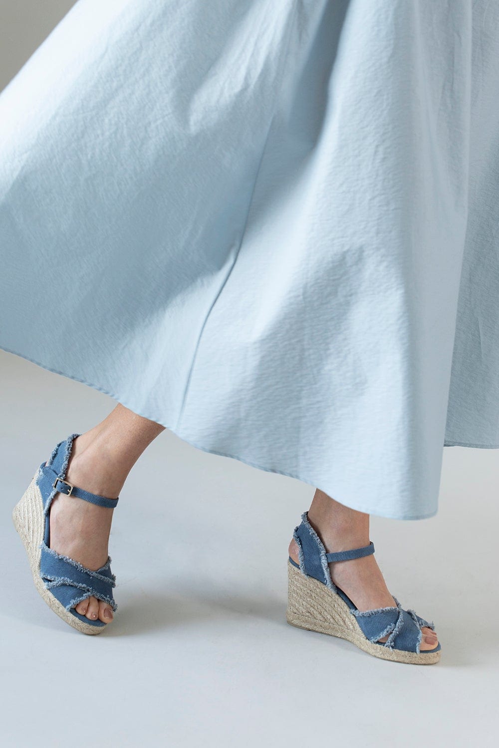 Stylish Castaner Bromelia Wedge with Frayed Edge in Azuldenm
